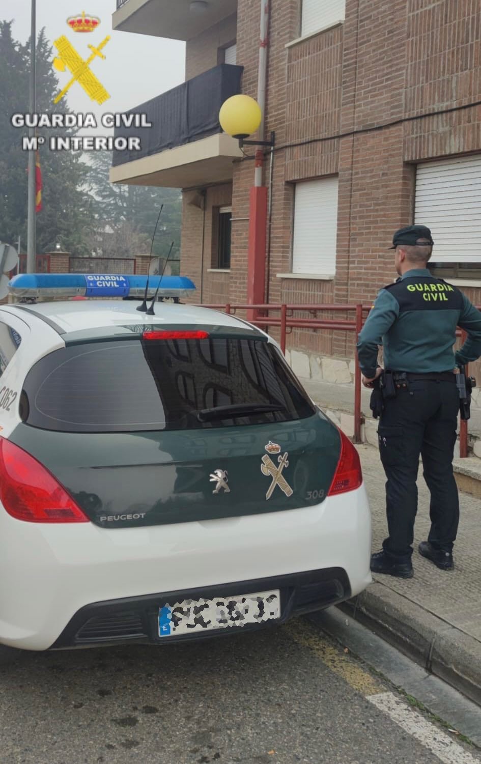 Guardia Civil ante el inmueble de Fraga donde se encuentran las viviendas afectadas