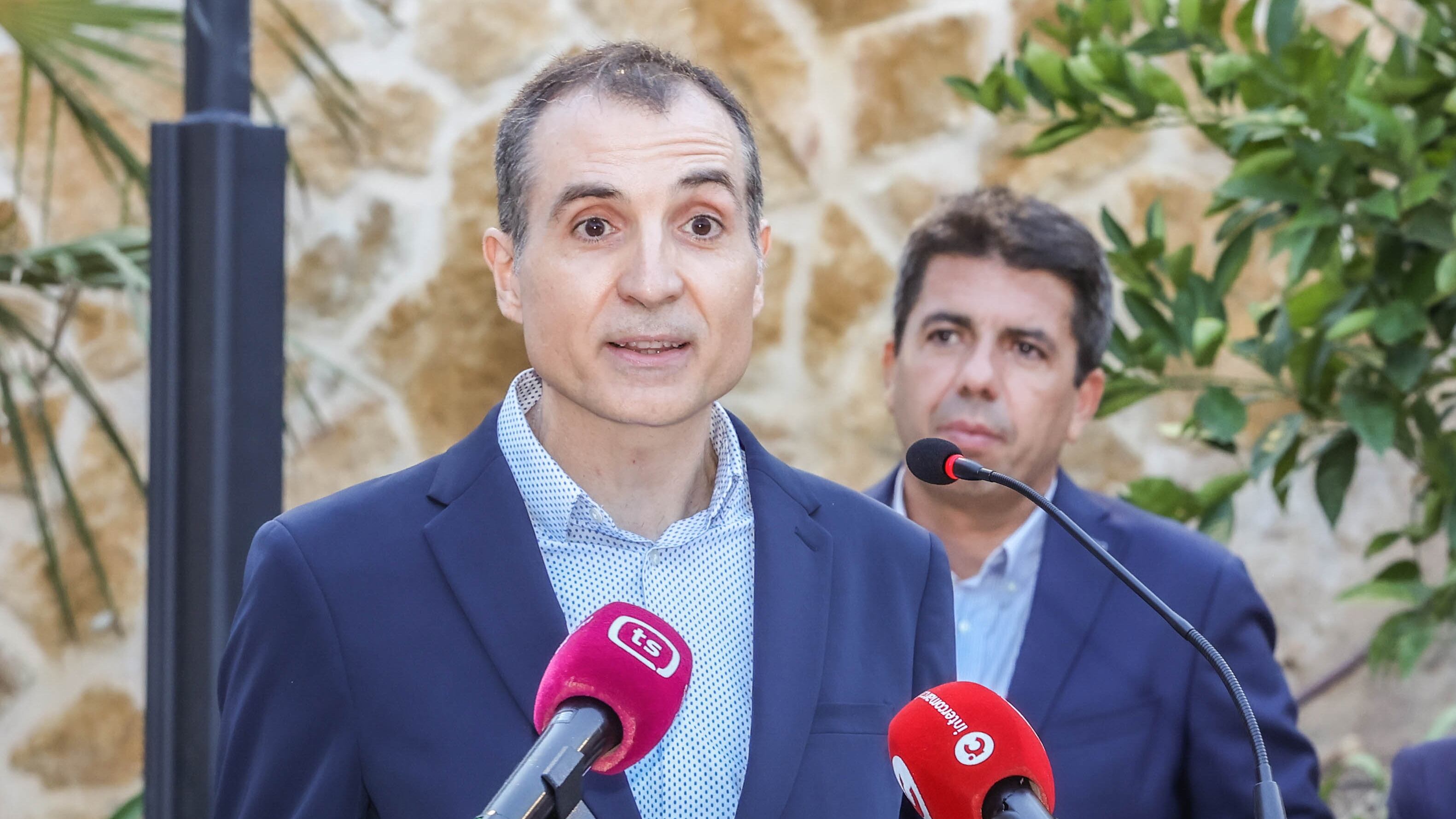 Fernando Maestre, científico de Sax, junto a Carlos Mazón, presidente de la Generalitat Valenciana