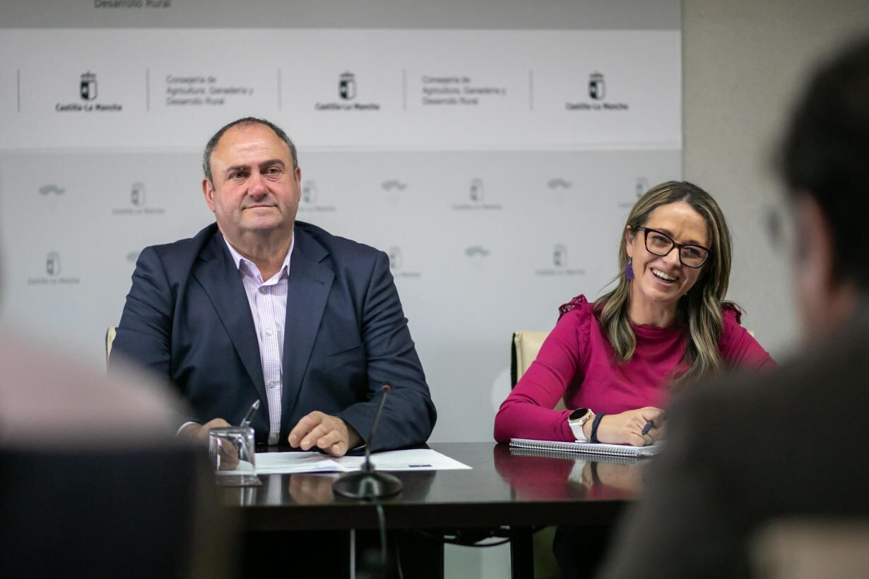 Julián Martínez Lizán, consejero de Agricultura, y Gracia Canales, viceconsejera de Política Agraria Común y Política Agroambiental