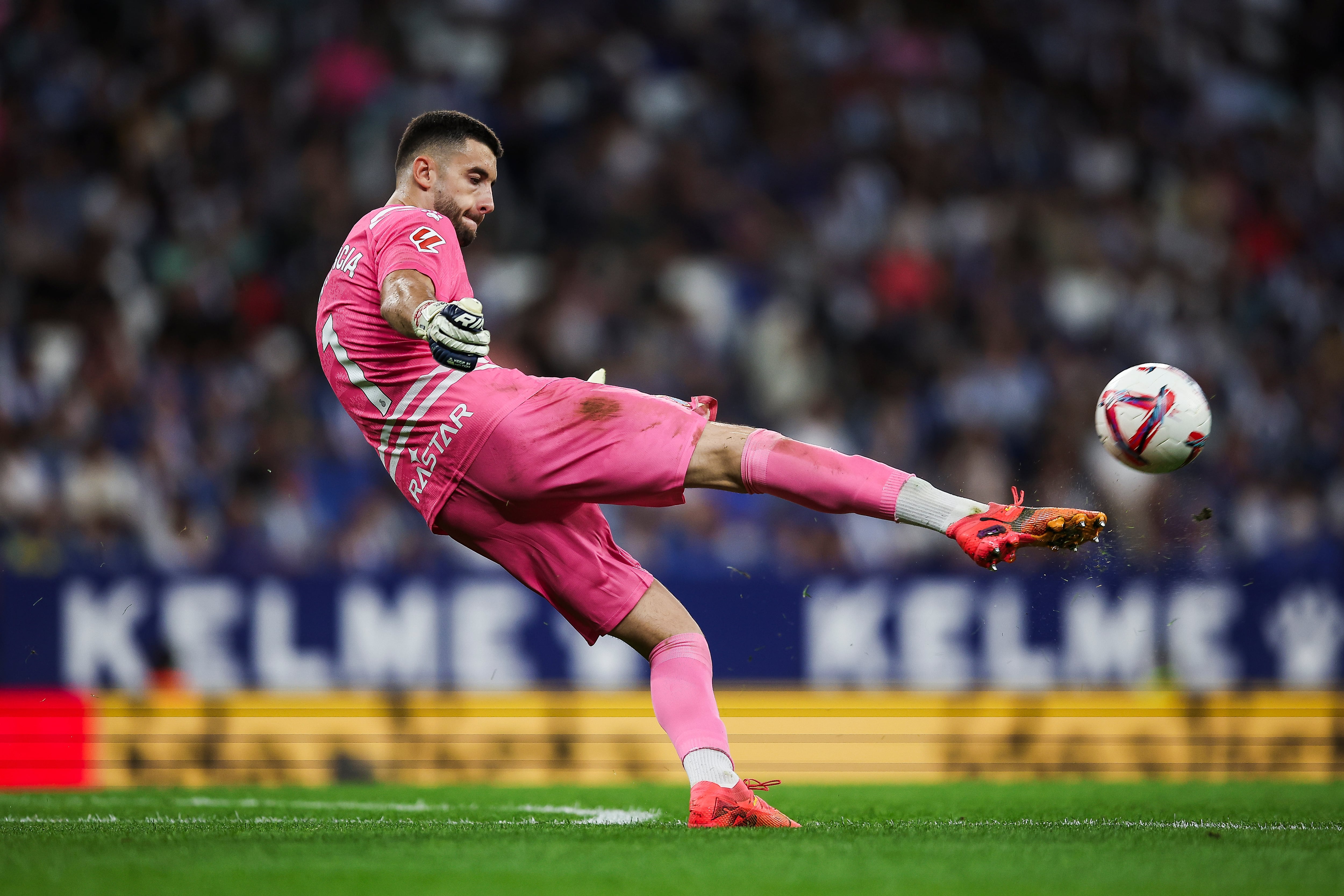 Joan García lanza el balón durante un partido con el RCD Espanyol