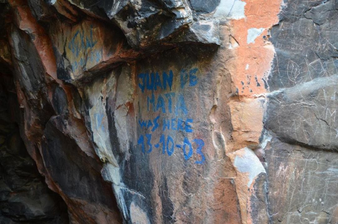 Personas sin respeto alguno por el patrimonio histórico han deteriorado pinturas rupestres de incalculable valor en Despeñaperros