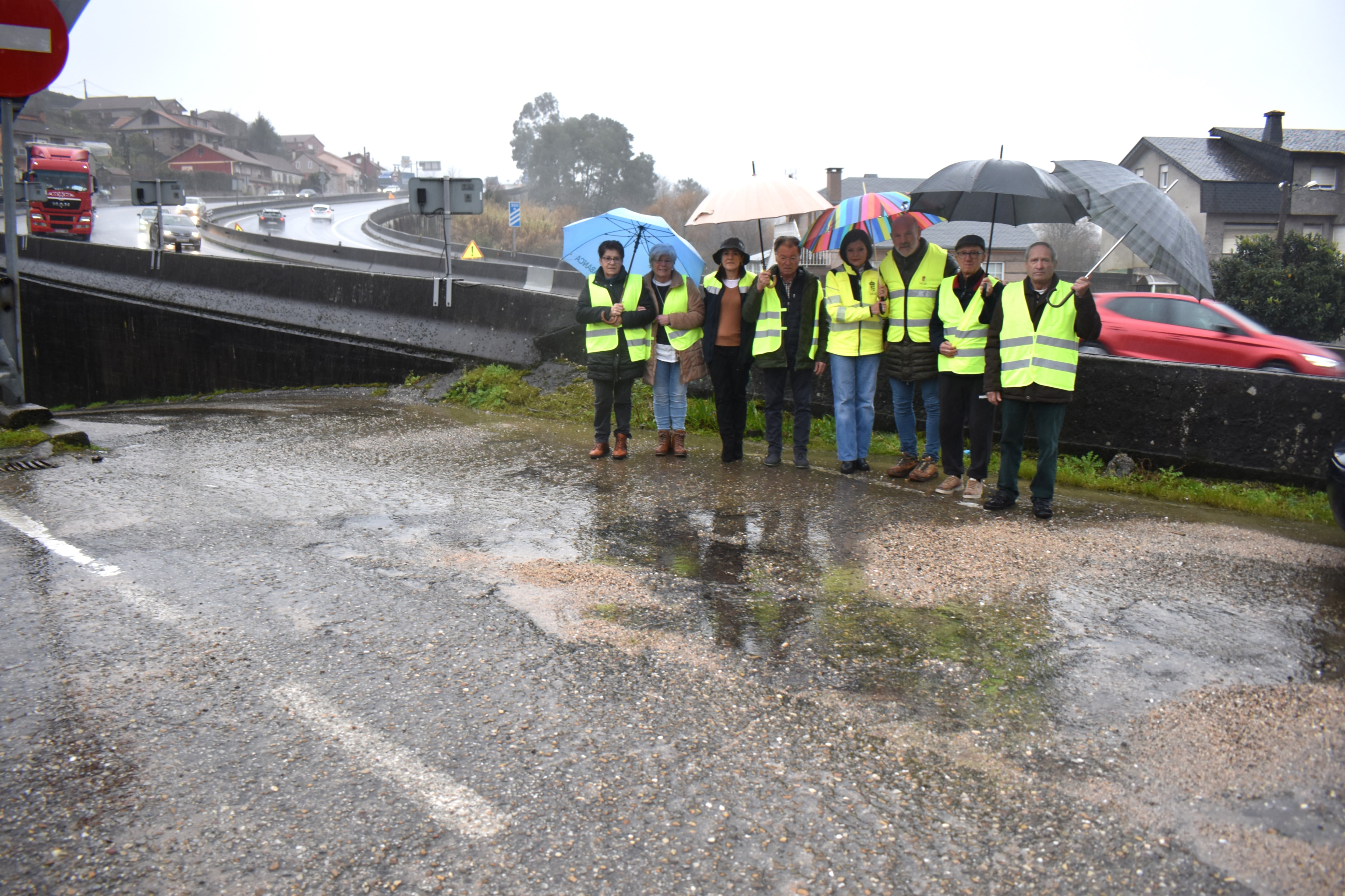 La alcaldesa de Mos, Nidia Arévalo (centro), junto a vecinos de Petelos afectados por el mal estado de la N-550