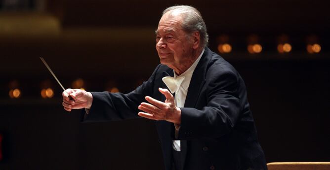 El director de orquesta Rafael Frühbeck de Burgos cuando dirigió a la filarmónica de Nueva York con 'Carmina Burana'