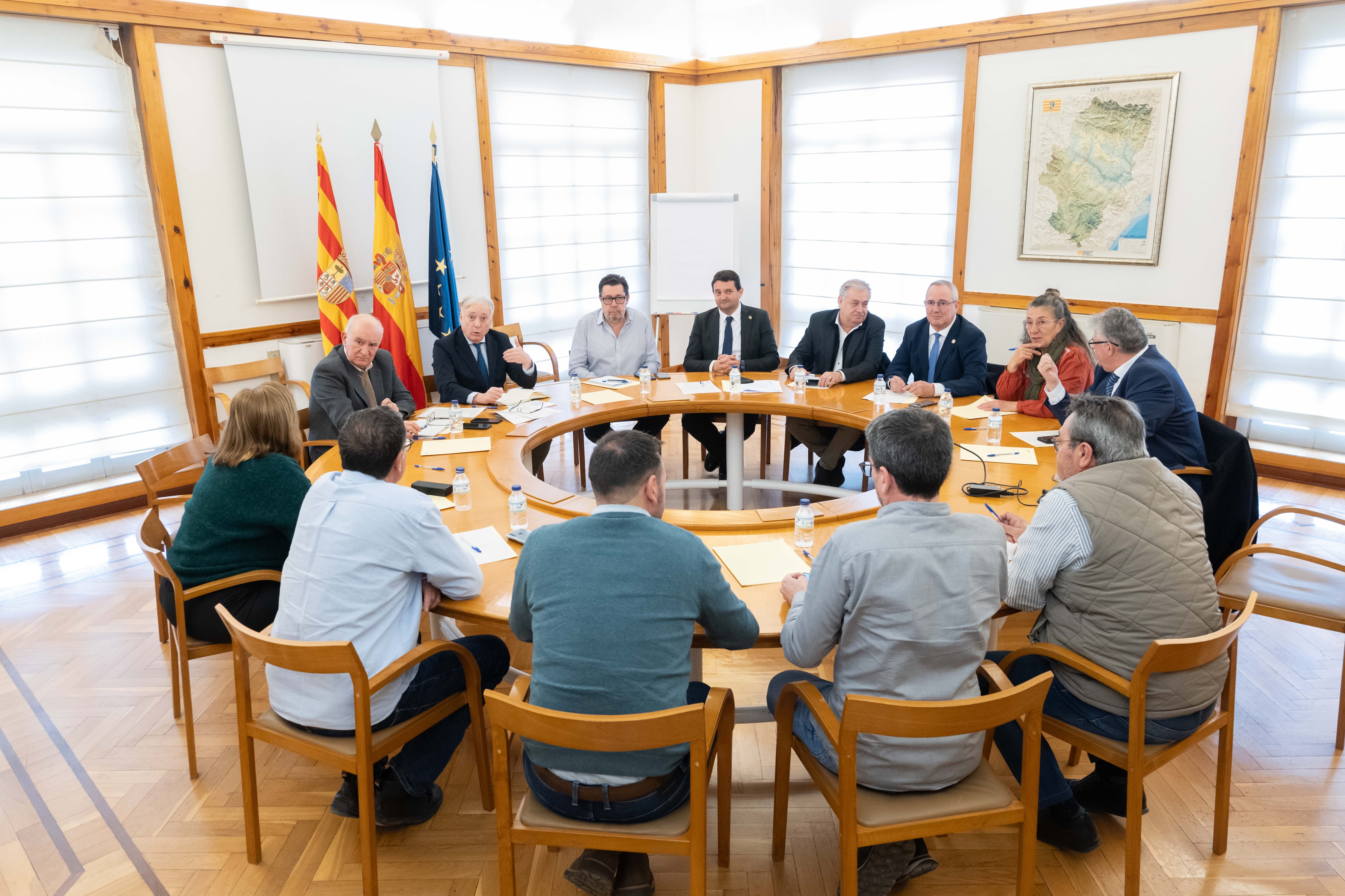 El consejero Octavio López, con los alcaldes de los municipios de la A-68