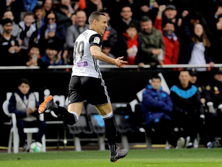 GRAF4611. VALENCIA, El delantero brasileño del Valencia, Rodrigo, celebra el gol que marcó al Deportivo Alavés, durante el partido de LaLiga correspondiente a la jornada 29 disputado hoy en el estadio de Mestalla. EFE, Manuel Bruque