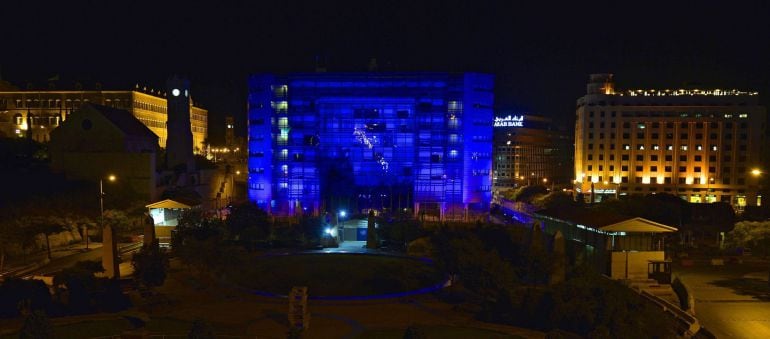 Luces azules iluminan la sede de la ONU en Beirut (Líbano) en la víspera de celebración del Día de las Naciones Unidas. Este año se conmemora el 70º aniversario de fundación de la organización