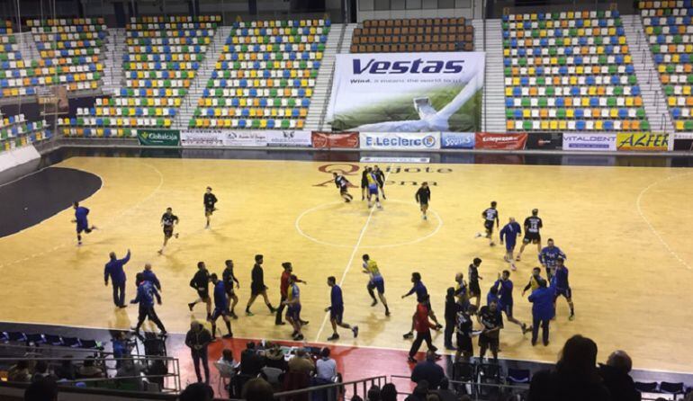 Los jugadores de Villa de Aranda y Ciudad Real en el encuentro de la pasada temporada en cancha ciudarrealeña. 