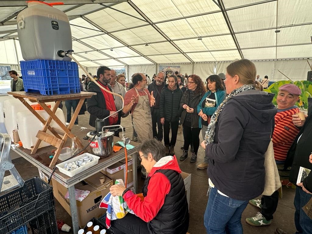 Juan García explicando el proceso de elaboración del zumo de manzana. Foto: Ayuntamiento de Aínsa