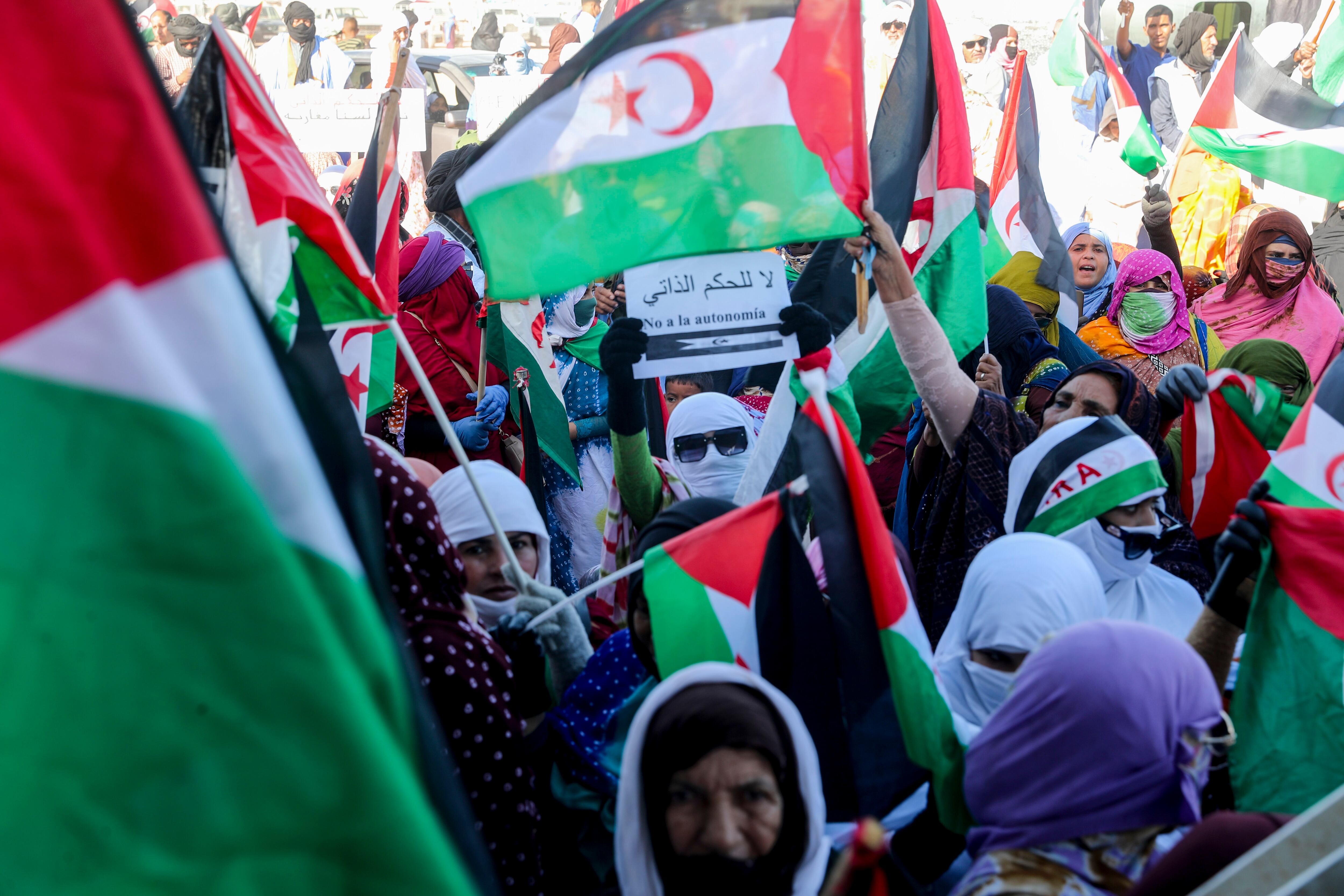 Miles de saharauis acudieron este jueves a la cuarta convocatoria de protestas esta semana contra la iniciativa estadounidense para el Consejo de Seguridad de la ONU que propondría una autonomía en Marruecos para el Sáhara Occidental.