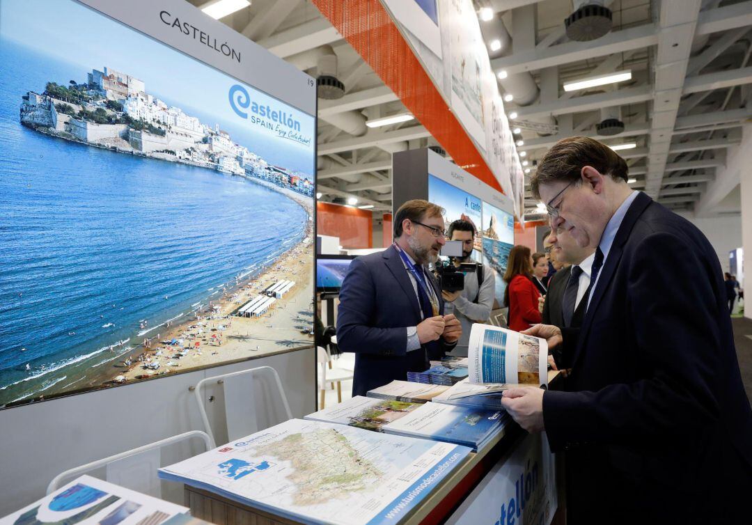 El President de la Generalitat, Ximo Puig, durante la visita al stand de la Comunitat Valenciana en la Feria Internacional de Turismo de Berlín