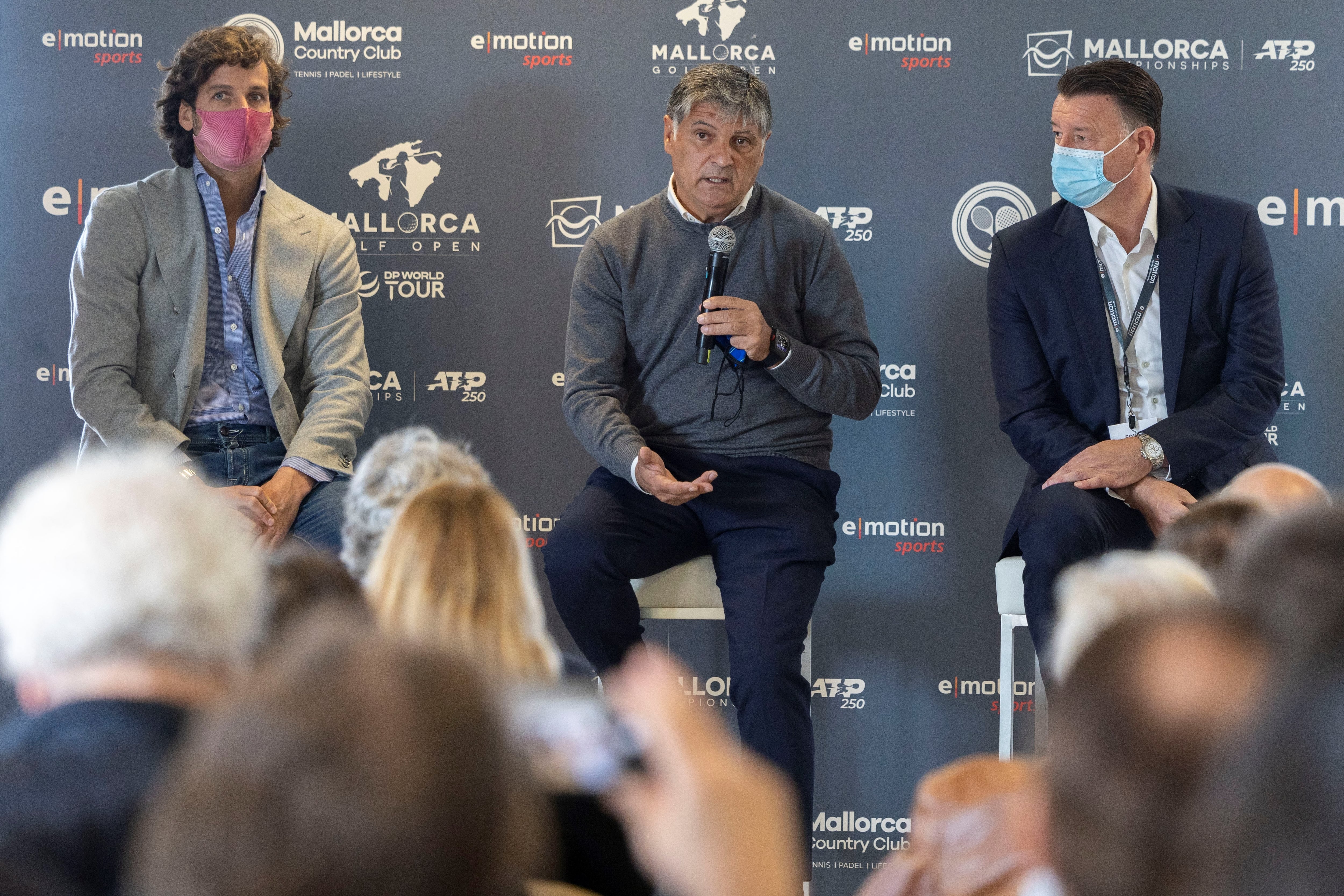 SANTA PONÇA (MALLORCA), 14/02/2022.- El exfutbolista y ex entrenador de Rafa Nadal, Toni Nadal (c), junto al tenista Feliciano López (i) y el promotor Edwin Weindorfer durante la presentación de los torneos ATP 250 de tenis en hierba y el Mallorca Golf Open, este lunes en Santa Ponça, Mallorca. EFE/ Cati Cladera
