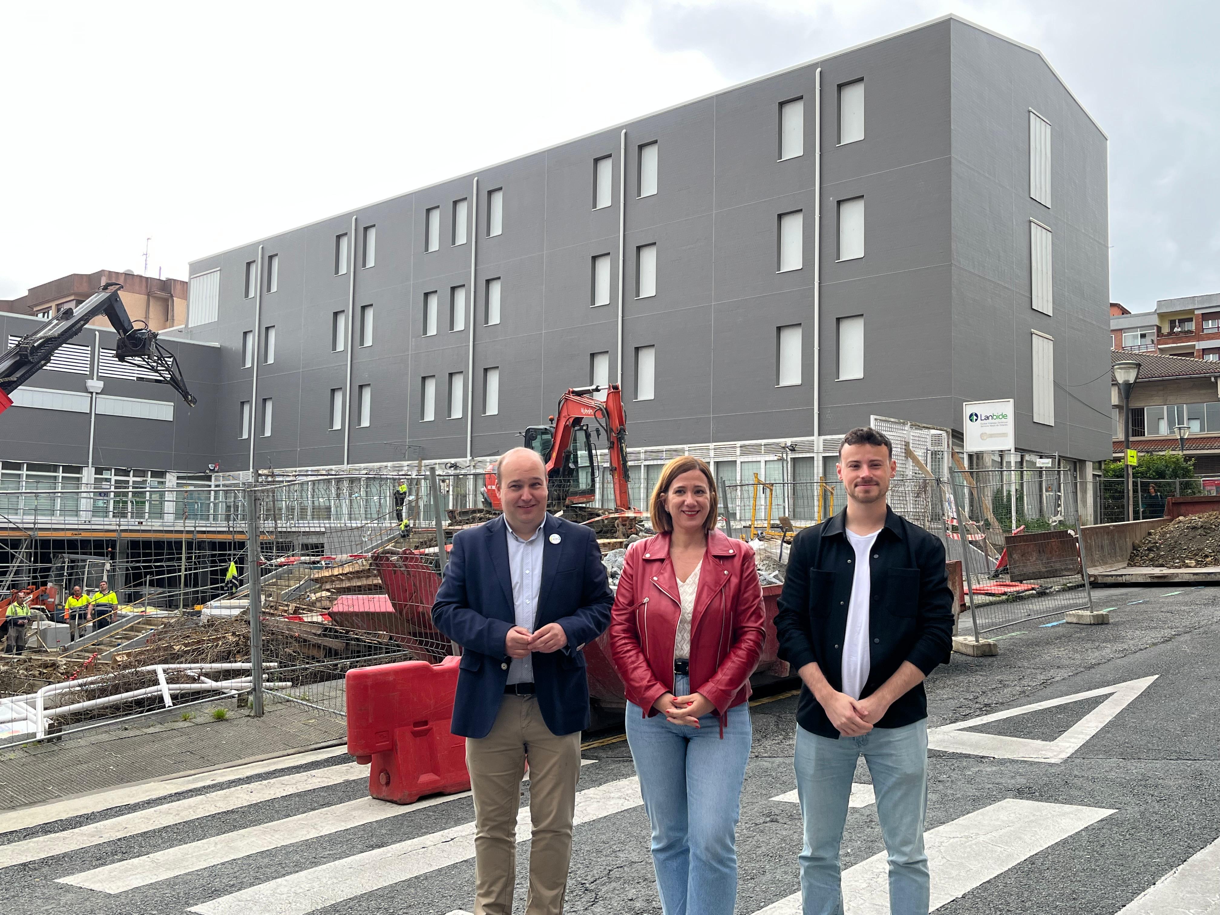 El delegado de Obras, Mantenimiento e Infraestucturas Gorka Álvarez junto a la alcaldesa de Irun Cristina Laborda y el delegado de Desarrollo Sostenible Sergio Javier.