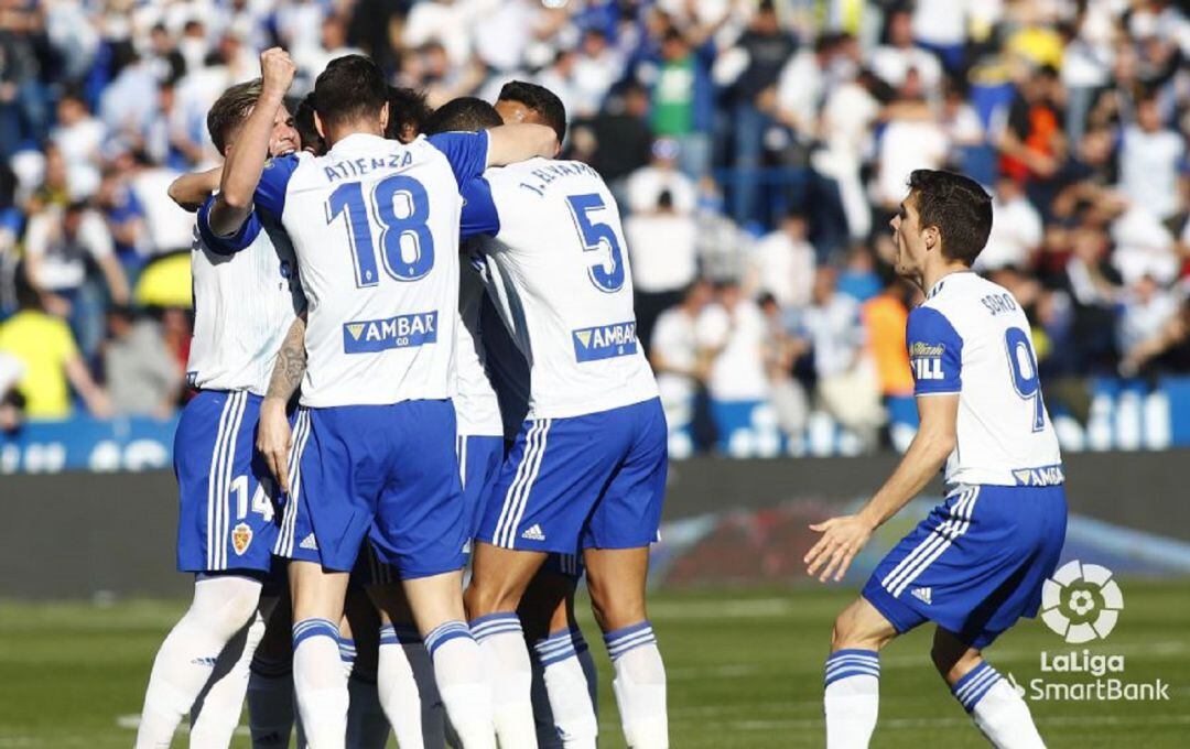 Los futbolistas del Real Zaragoza celebran uno de los tres goles marcados en La Romareda