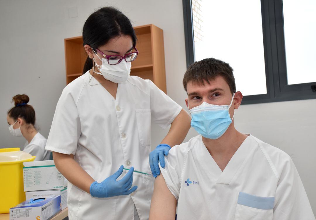 Primer sanitario vacunado contra la Covid