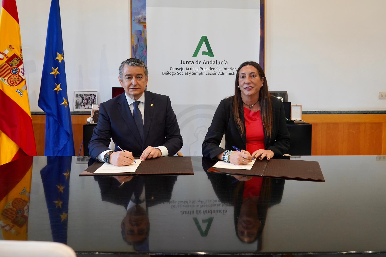 Firma del acuerdo de colaboración entre el 112 y el Teléfono de Información a la Mujer