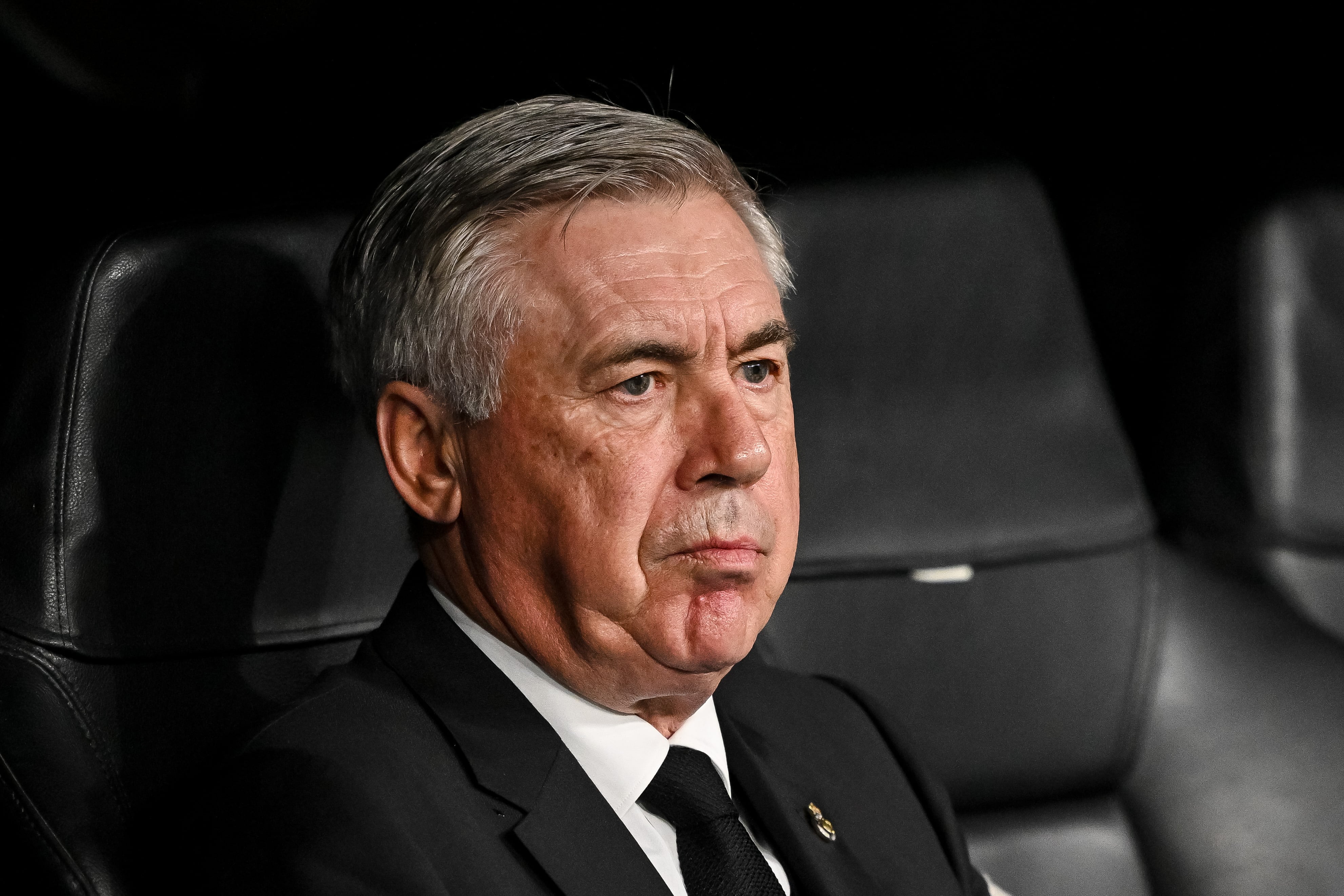 Carlo Ancelotti, en el banquillo del Santiago Bernabéu. (Photo by Harry Langer/DeFodi Images via Getty Images)