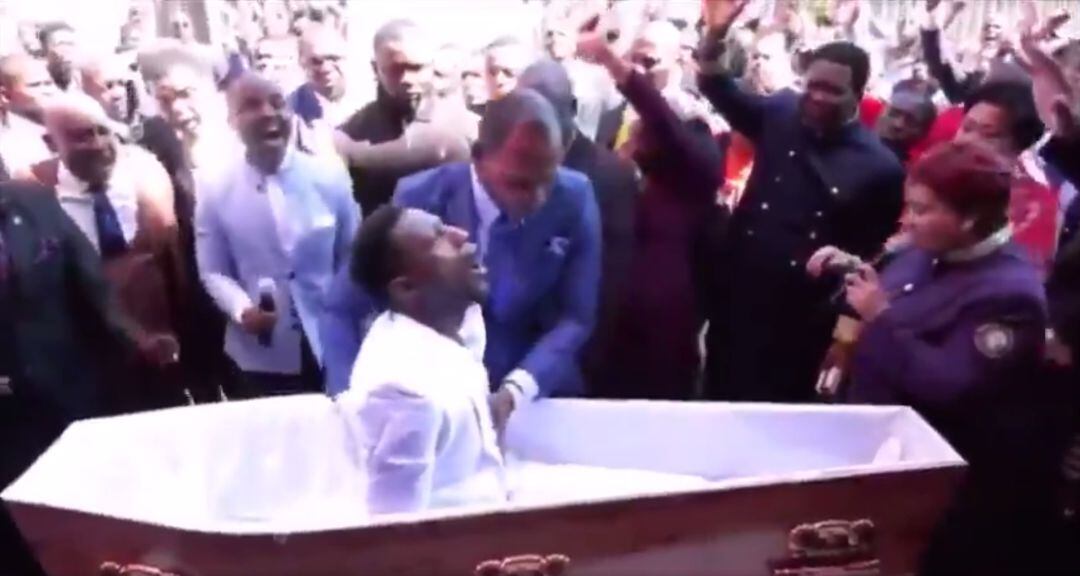 El lider religioso, Alph Lukau, resucitando a un hombre supuestamente muerto