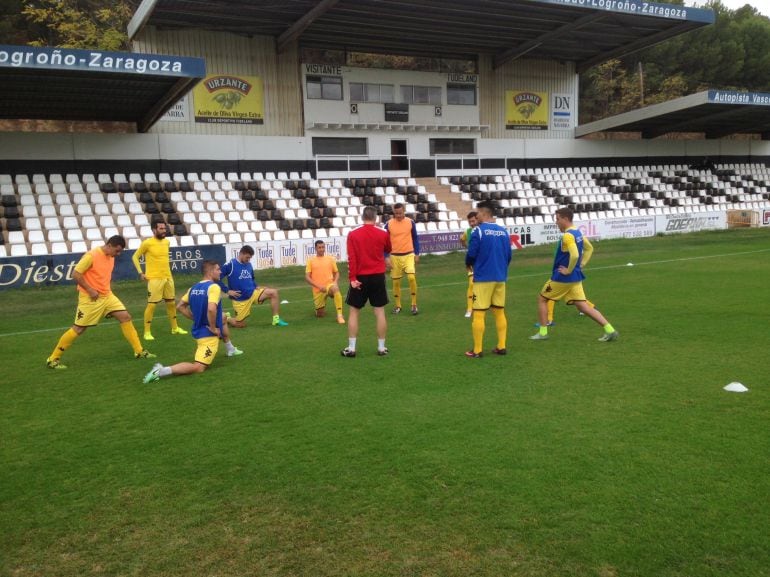 El Deportivo Palencia calentando hoy en Tudela