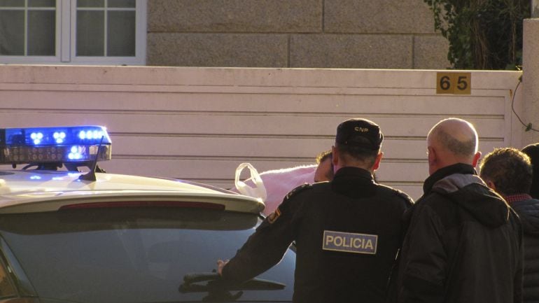 La Policía Nacional traslada a César A.O, detenido por la muerte a cuchilladas de Ana Enjamio, al registro efectuado esta tarde en la casa de sus padres en Candeán (Vigo) en busca de pruebas.