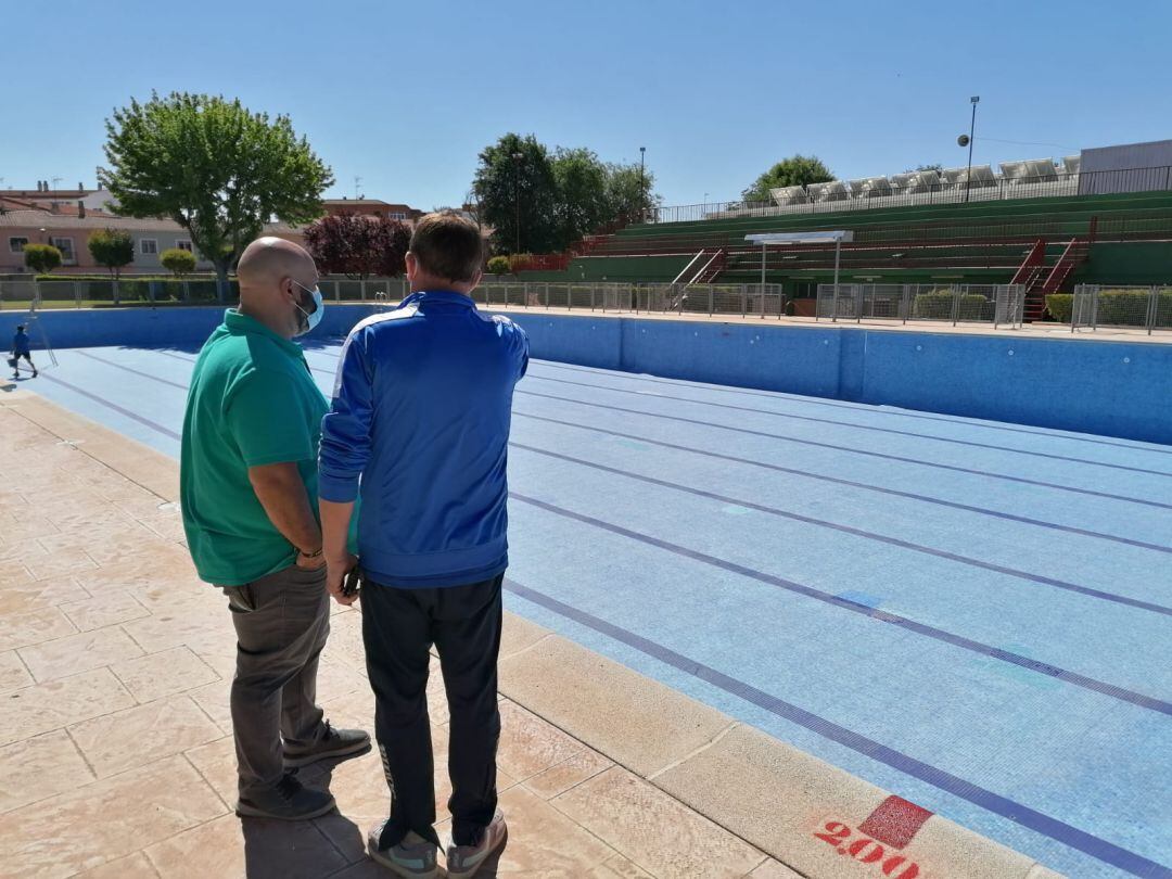 Javier Ortega en su visita a la piscina municipal este lunes