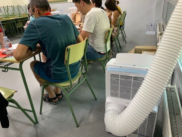 Una de las mesas electorales de Cabanillas del Campo donde se han instalado refrigeradores