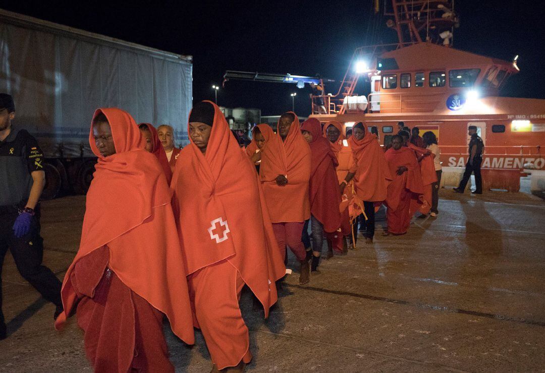 Salvamento Marítimo trasladan a los inmigrantes al Puerto de Motril tras ser rescatados en el mar de Alborán