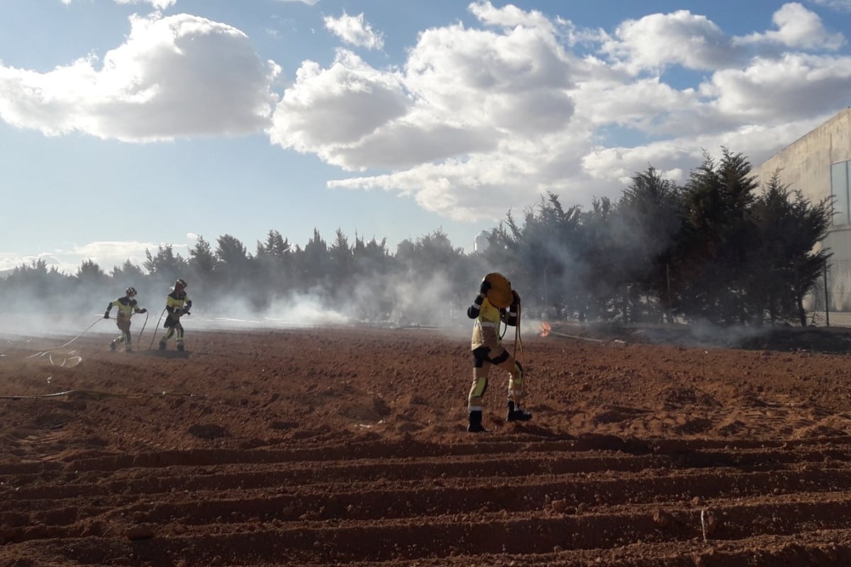 Bomberos de Cartagena sofocan un incendio en una granja avícola de La Aljorra.