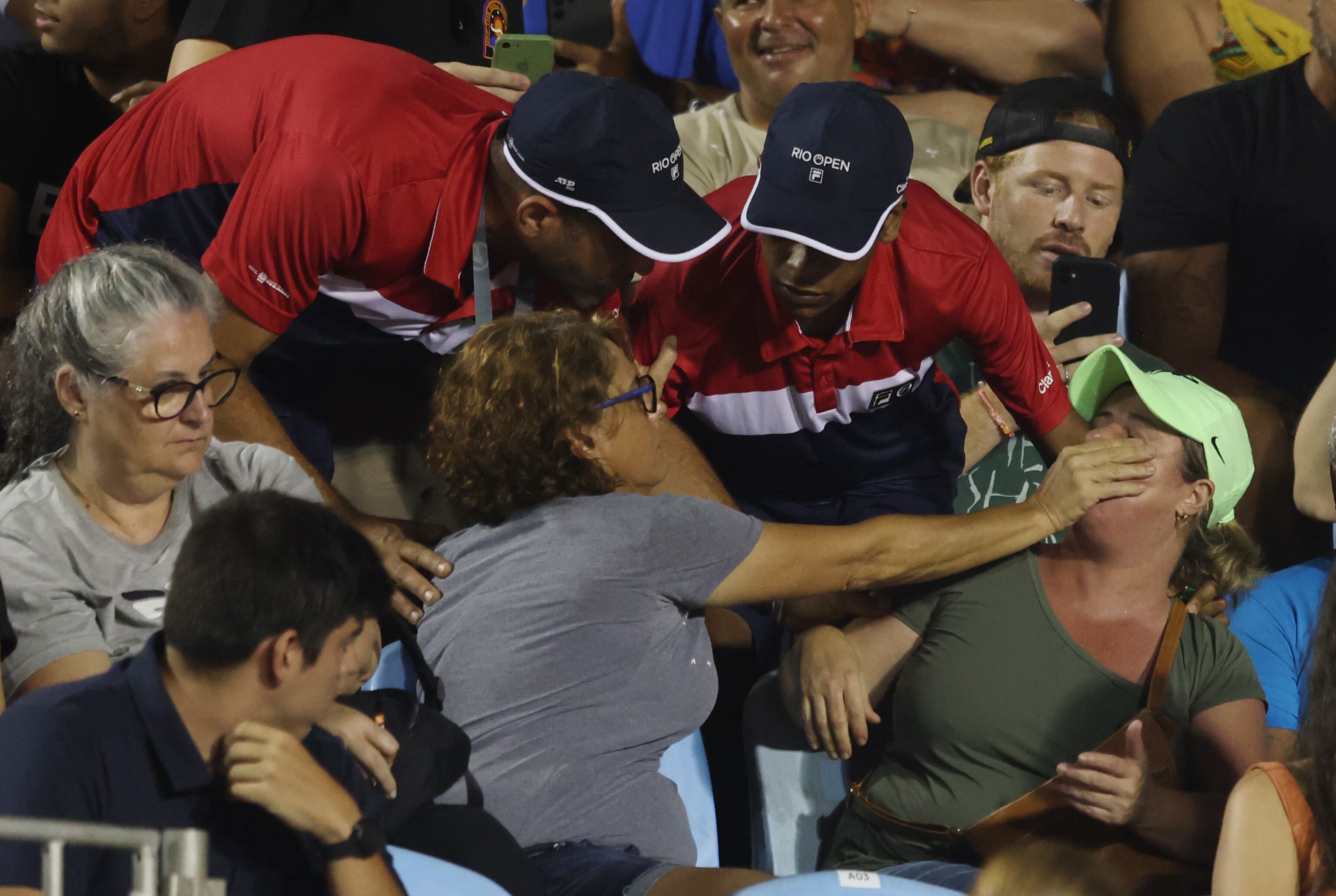 Dos aficionadas se pelean en el partido entre Mateus Alves y Carlos Alcaraz en el Abierto de Tenis de Río de Janeiro (Brasil)