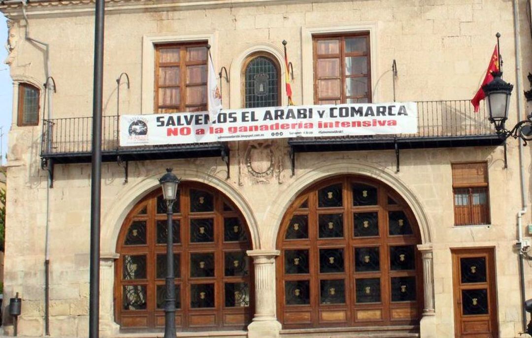 Fachada del Ayuntamiento con la pancarta que rechaza el proyecto