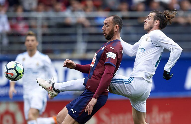 Ivan Ramis, que se retiró lesionado, pelea un balón con Gareth Bale