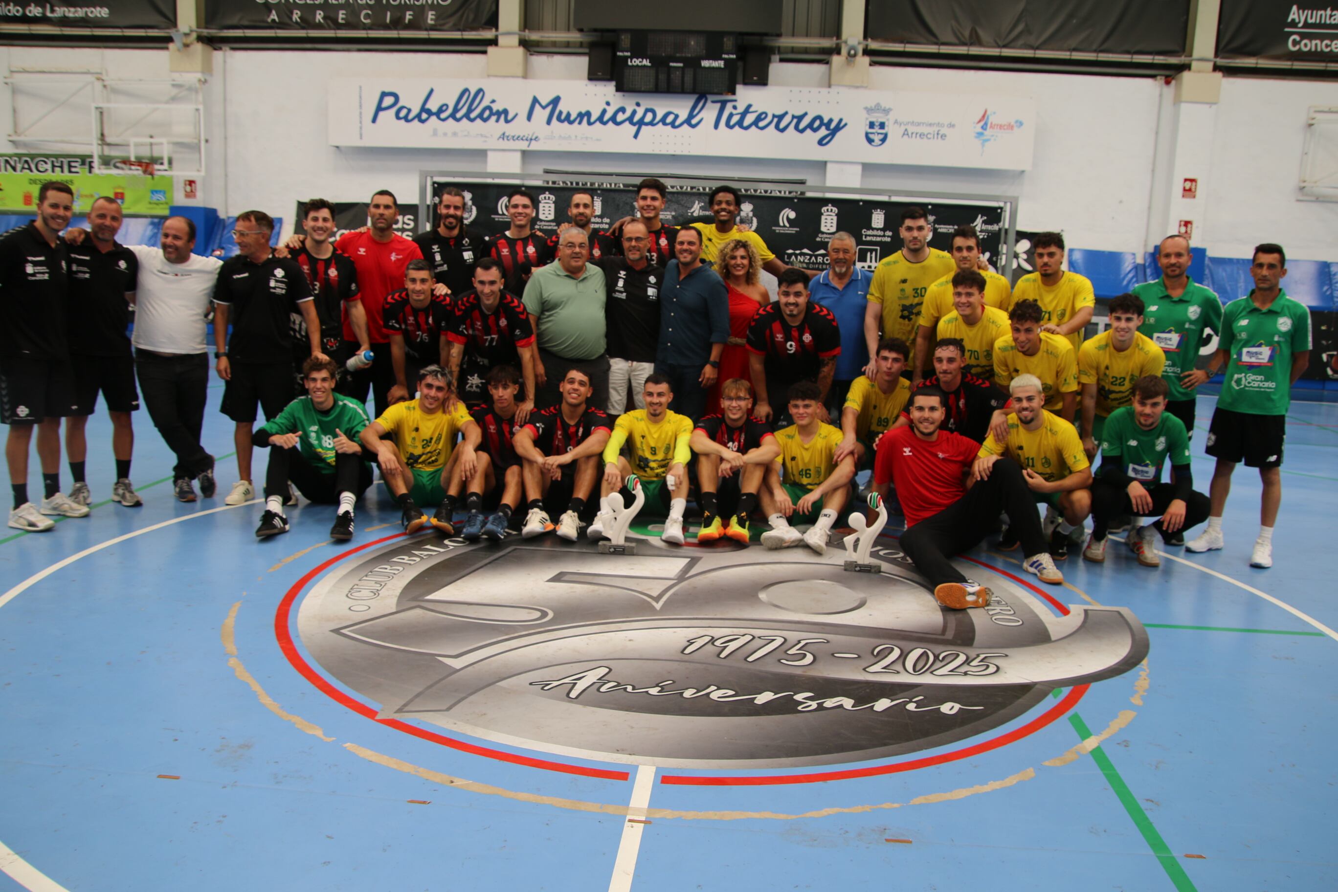 El Balonmano Lanzarote Ciudad de Arrecife, campeón del Torneo San Ginés, junto al Desatascos Jumbo Galdar.