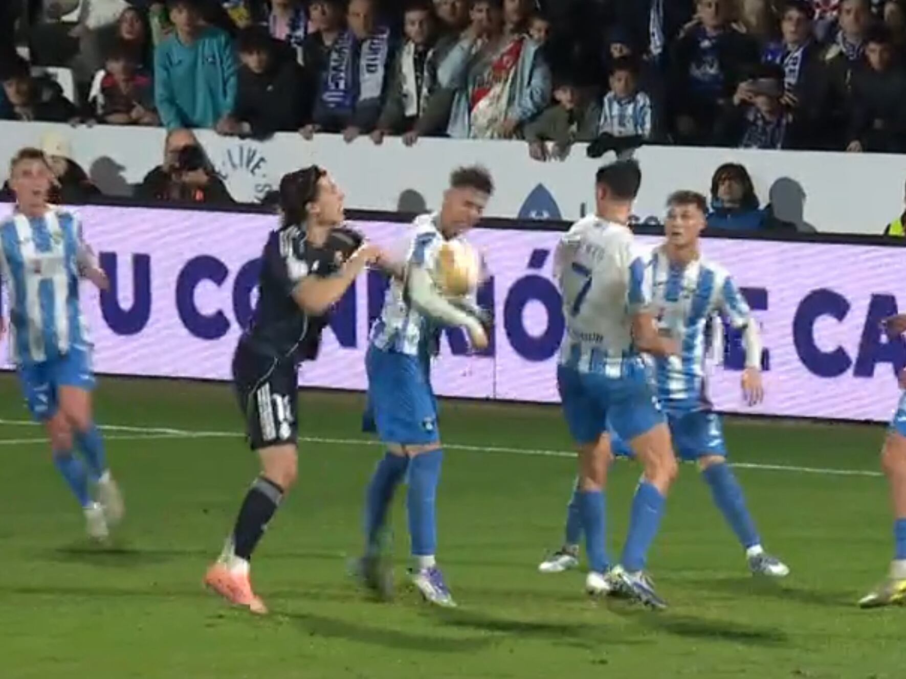 Fotograma del momento en el que Marcos Moreno golpea el balón con el brazo