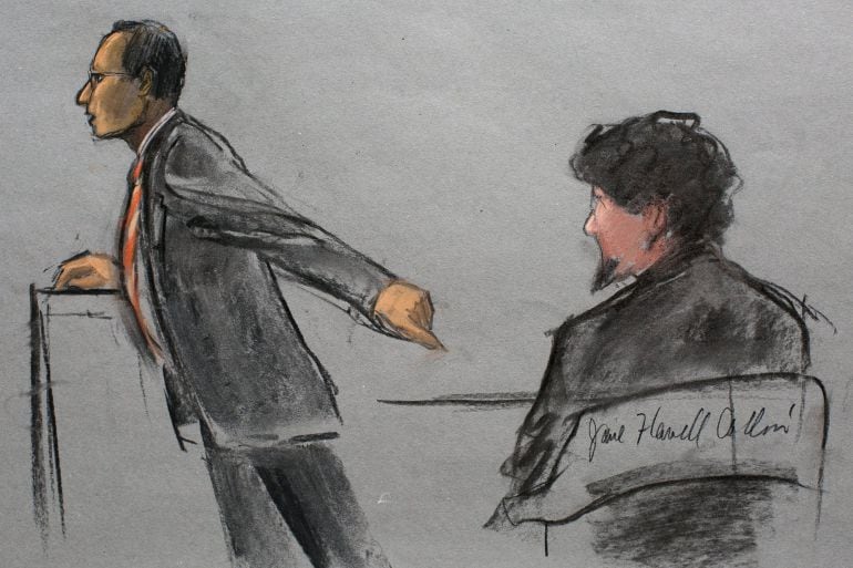 Dibujo del fiscal señalando durante el juicio a Dzhokhar Tsarnaev, acusado por el atentado de Boston