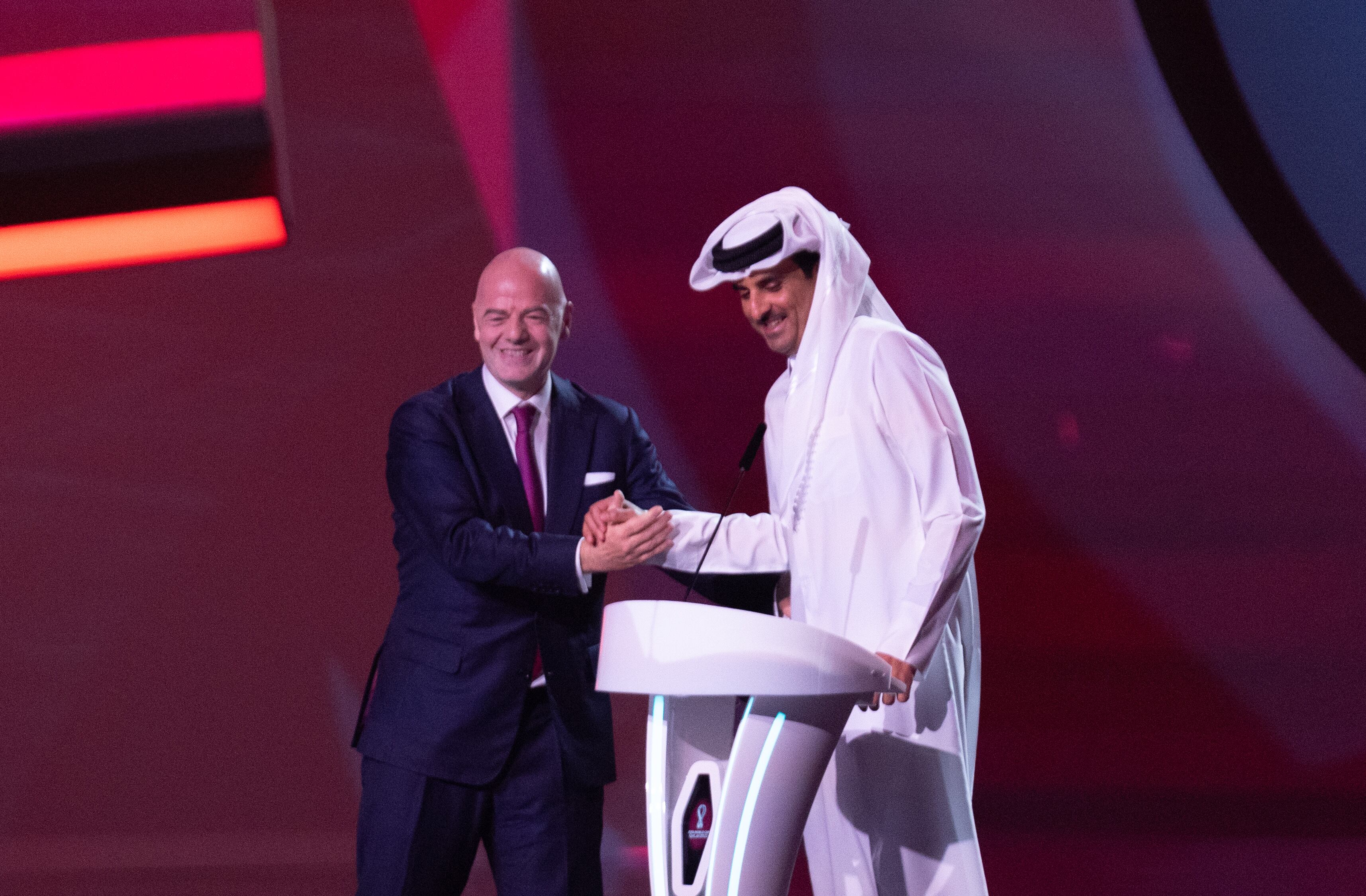 El Emir de Catar con Infantino, Presidente de la FIFA en el sorteo del Mundial de Catar