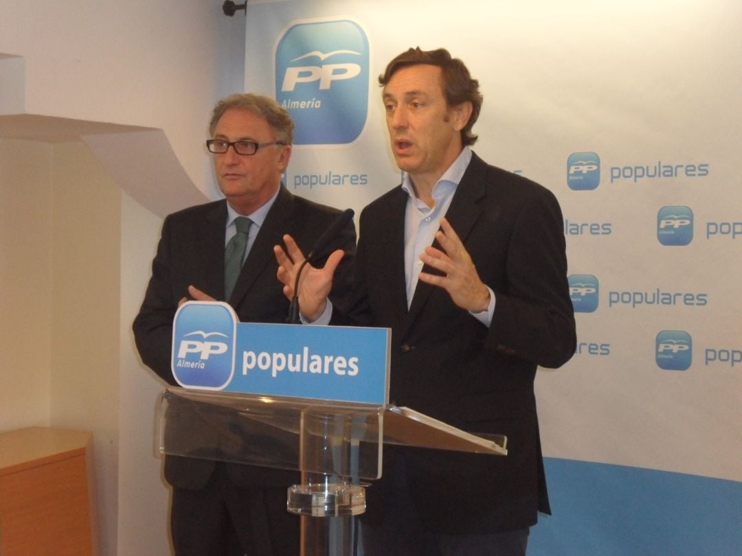 Jesús Caicedo junto al diputado del PP, Hernando. 
