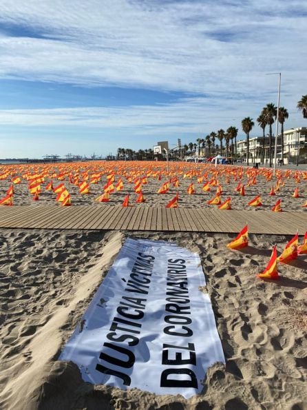 Llenan La Patacona con miles de banderas de España &quot;en homenaje a los fallecidos por el coronavirus&quot;