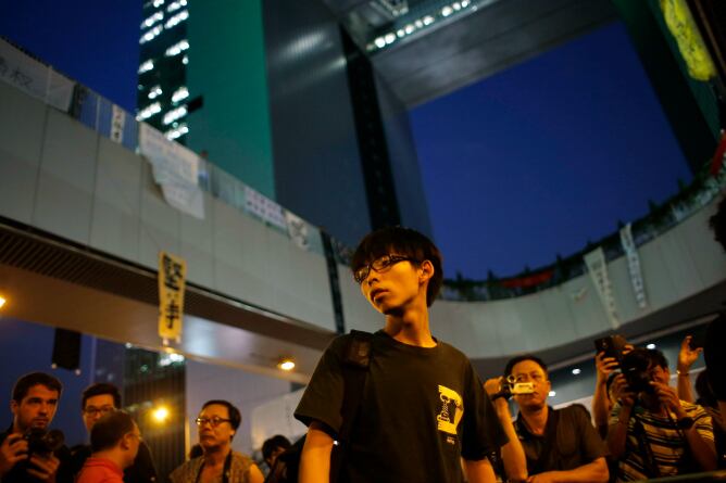 Joshua Wong , líder del movimiento estudiantil , en las afueras de la oficina de la sede del gobierno en Hong Kong