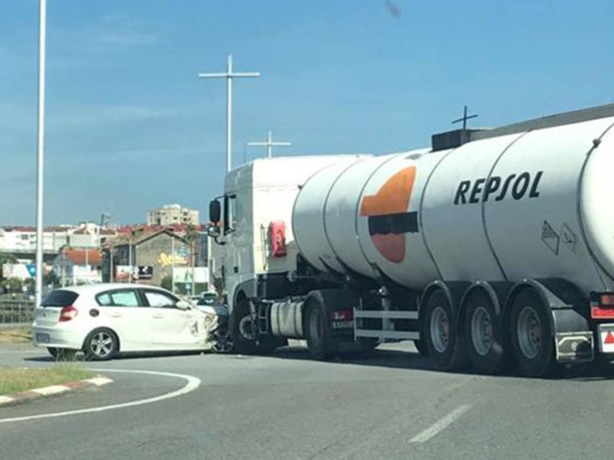 Herido leve el conductor de un vehículo tras impactar con un camión en la Autovía de Marín
