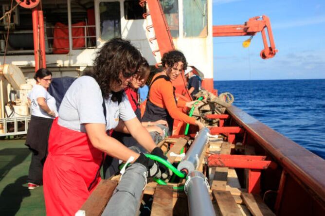 Científicos de la Expedición Malaspina toman muestras a bordo del buque oceanográfico Hespérides