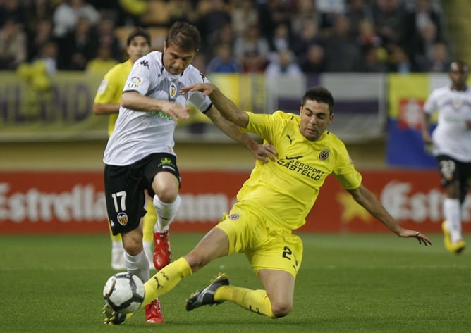 Joaquín pelea un balón con Bruno en el partido de la temporada pasada