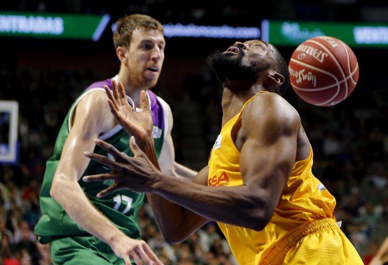 Vázquez lucha por el balón con Lawal