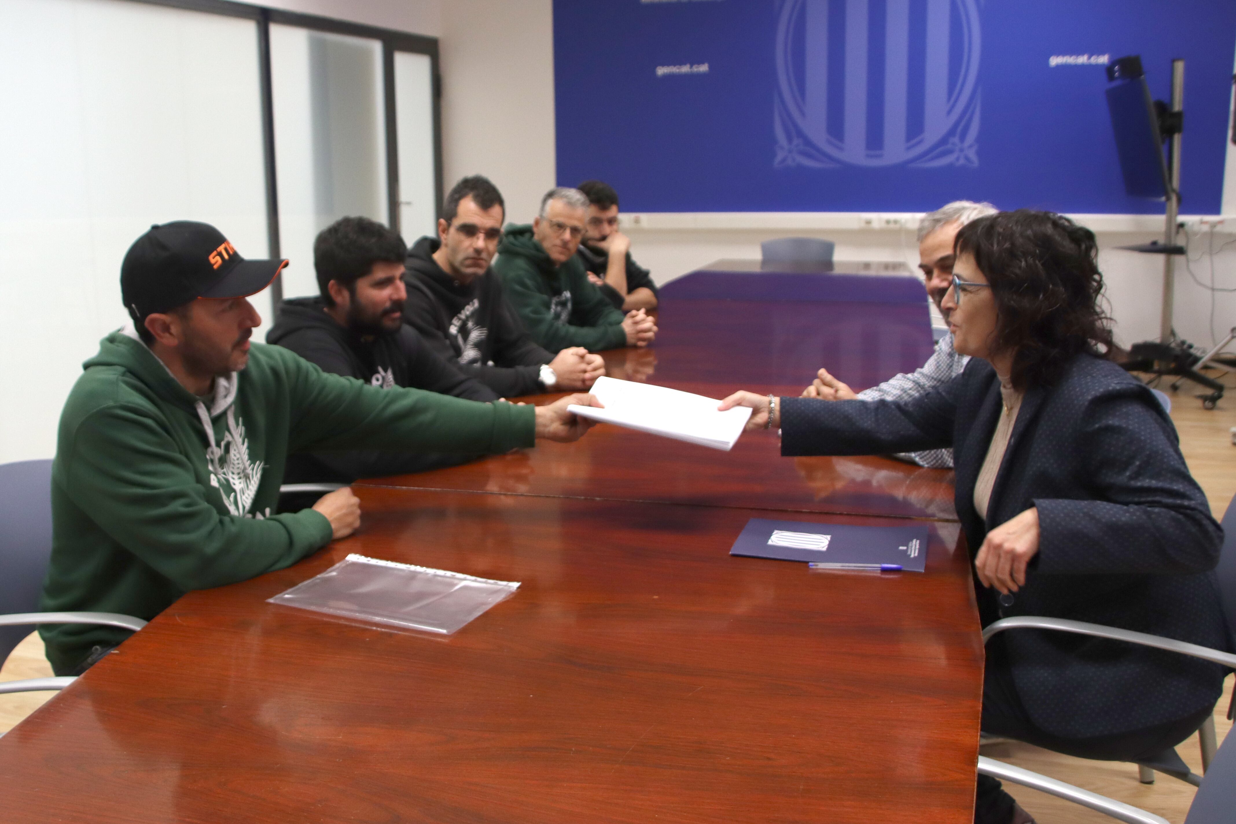 Els representants del Gremi de la Pagesia a Tarragona, entregant el manifest a la directora dels Serveis Territorials d&#039;Agricultura