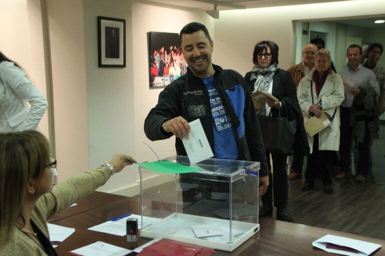 Un resident català diposita el seu vot a una de les dues urnes habilitades al consolat espanyol a Andorra.