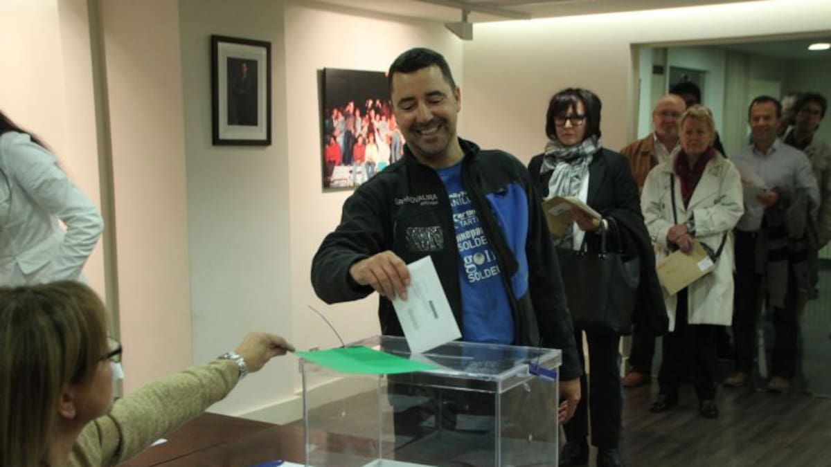 Primeres cues a l'ambaixada per votar