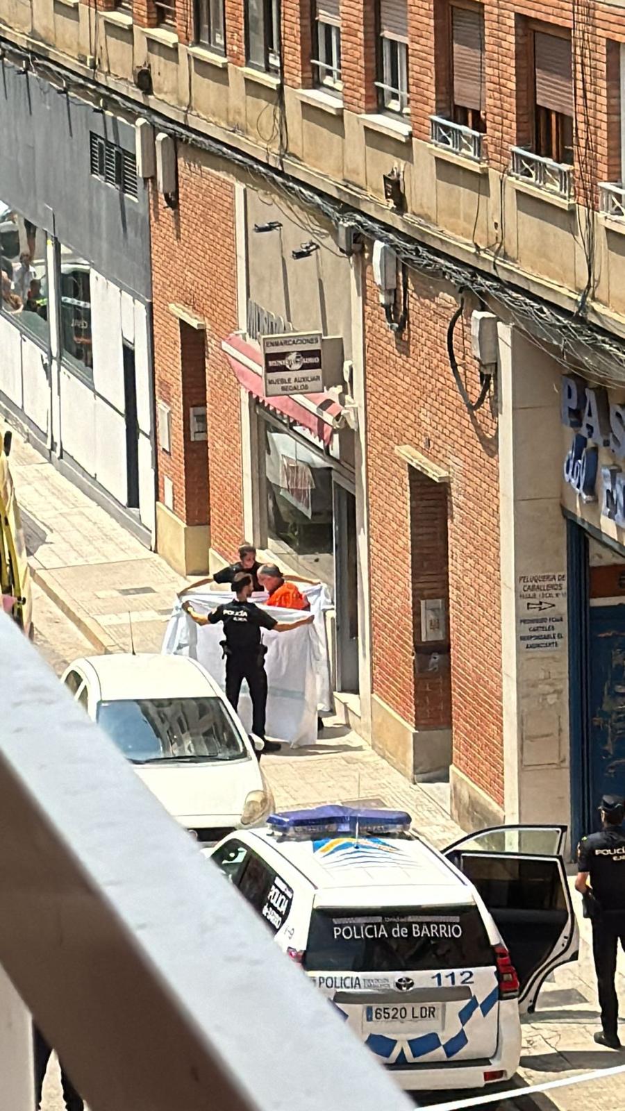 La Policía Local en el lugar donde ha aparecido una mujer muerta y un hombre herido grave en Ejea. Imagen de Whatsapp