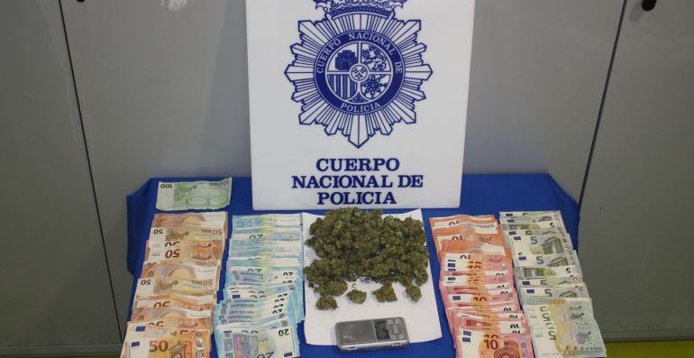 Imagen de la droga y el dinero intervenidos