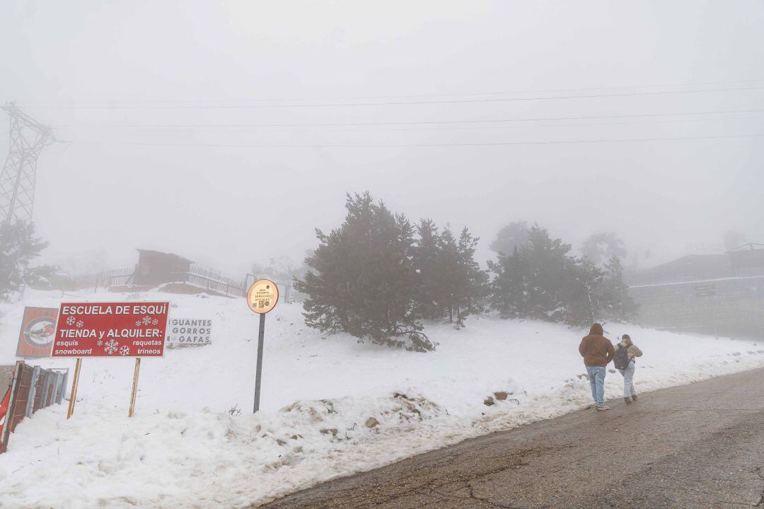 Dos personas caminan por una pista forestal en el Puerto de Navacerrada, el pasado 1 de diciembre.