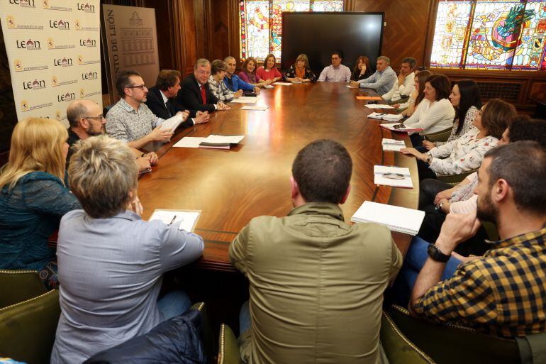Imagen de la reunión del alcalde con directores de los colegios