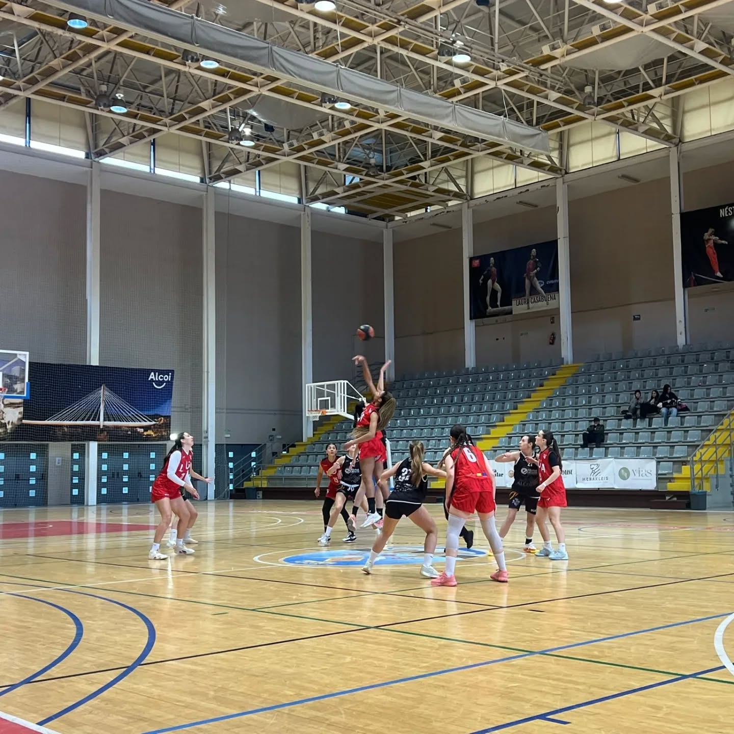 Salto inicial del equipo femenino ante el Calpe