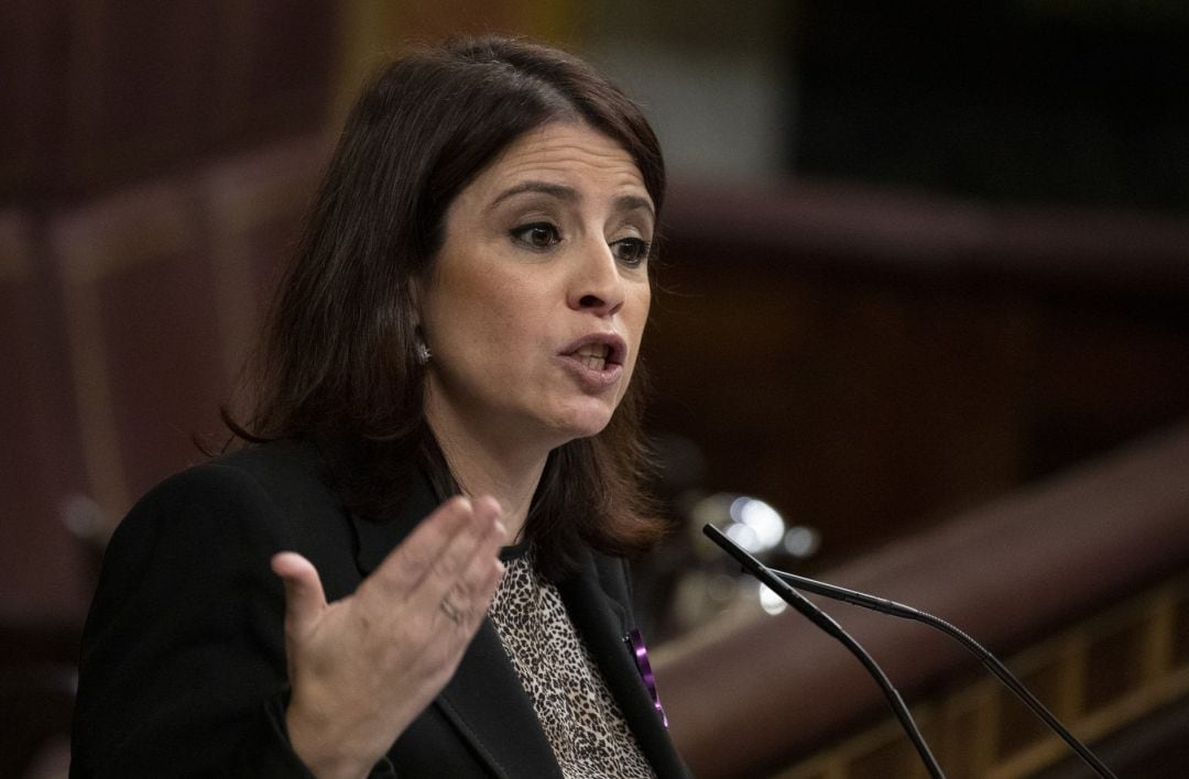 Adriana Lastra en el atril del Congreso.